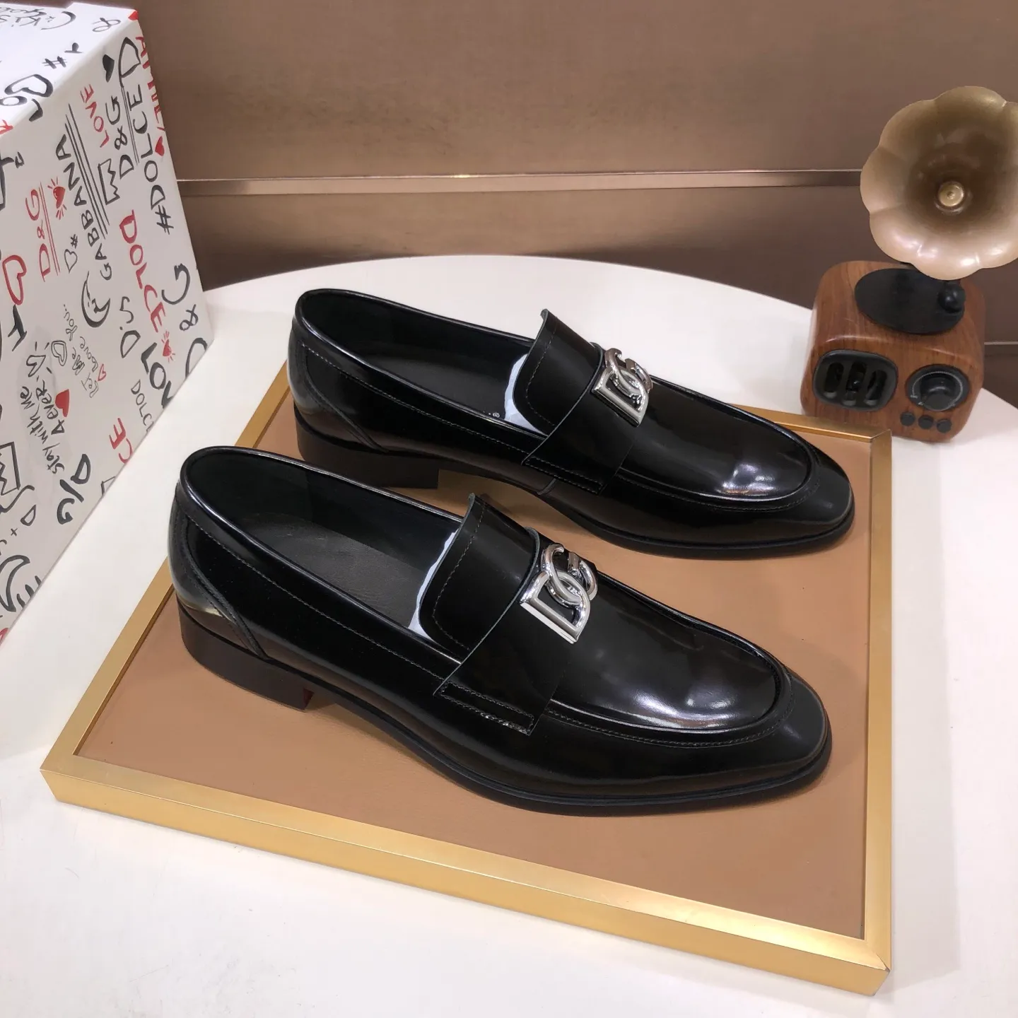 Ex-factory price 500💰DG top quality🔍🔍men's new leather shoes🚹Sold simultaneously at counters⚠Shoe uppers are imported cowhide from Italy, fully imported cowhide lining, imported accessories💪💪, completely 1⃣️ to 1⃣️replica🇮🇹 💪💪, ⚠Sole: The original sole is specially provided by the original factory, the exclusive movable molded sole is super comfortable, ⚠The original factory follows the order, 🔍🔍high quality, you can enter and exit the counter at will, welcome to compare ⚠Number of sizes: 38-44 (45 customized)